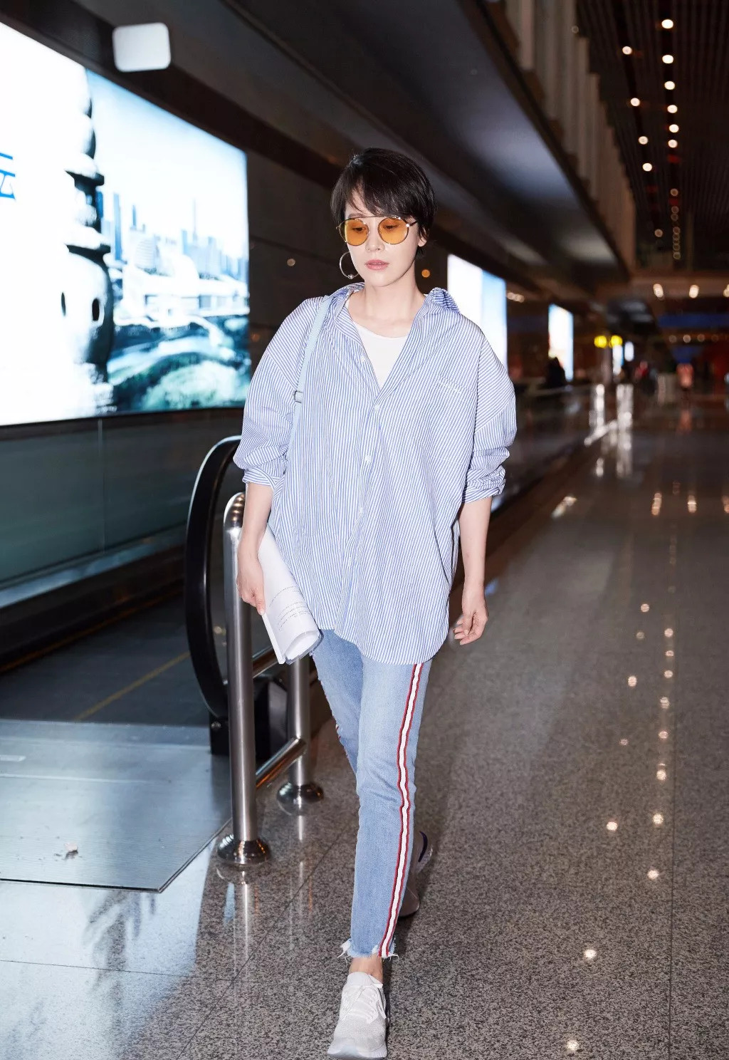宋佳最新机场时尚，演绎都市女性的优雅与自信