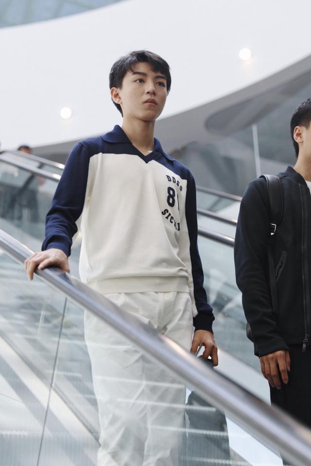最新王俊凯机场，时尚与低调的完美结合
